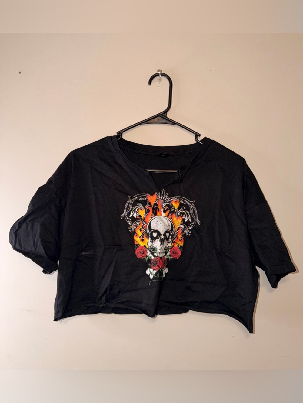 Shein Black Cropped Graphic Skull Tee with Flames and Roses